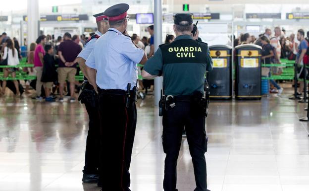 Los vigilantes de seguridad del aeropuerto de Barcelona mantienen la huelga indefinida