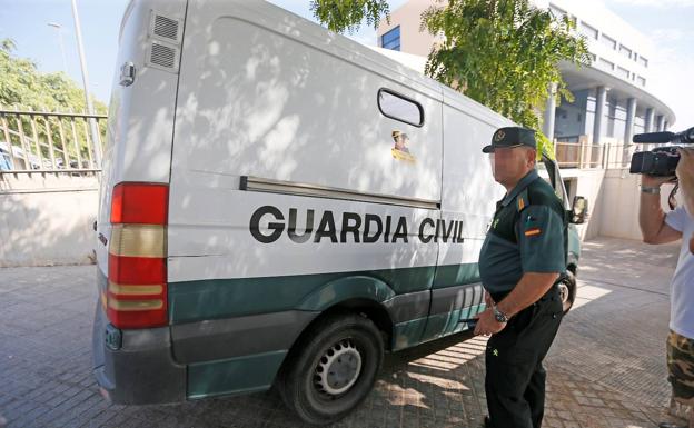 Otra joven denuncia por abusos a los cinco detenidos por violar a una turista en Benidorm