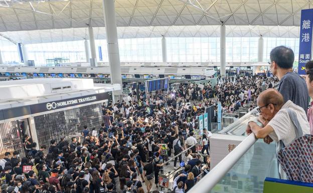 El aeropuerto de Hong Kong suspende todos sus vuelos por segundo día consecutivo