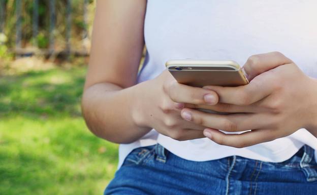 Más de medio millón de castellanos y leoneses se considera adictos al móvil, un 62% más que en 2018