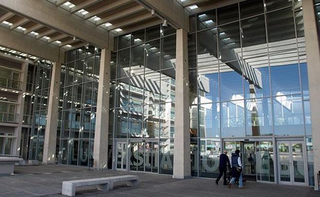 Queda atrapado en el interior de una furgoneta tras chocar frontalmente con un camión en Villarcayo