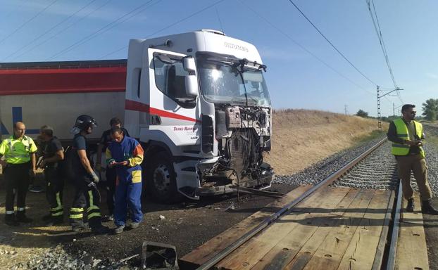 Un tren arrolla a un camión en un paso a nivel próximo a Palencia