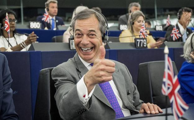 Farage arremete contra la familia real inglesa