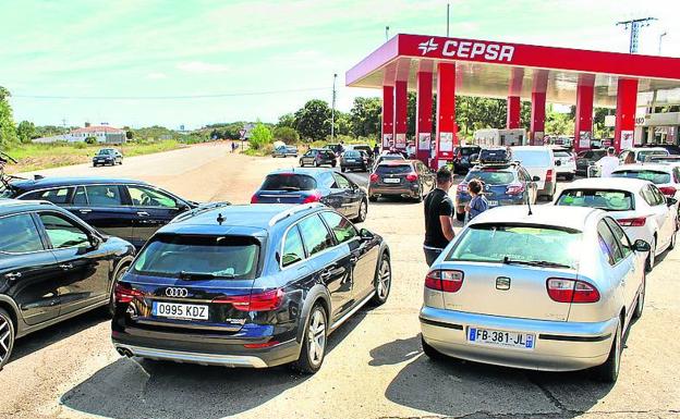 Las gasolineras de La Raya hacen el agosto con la huelga portuguesa de combustibles