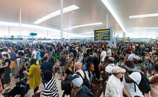 El personal de tierra de Iberia convoca huelgas en los aeropuertos de Bilbao y Barcelona