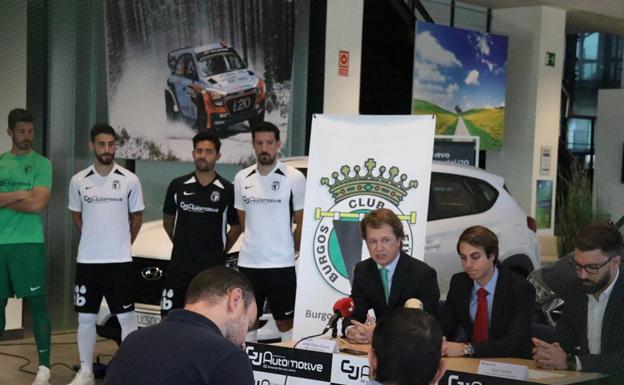 La plantilla del Burgos recibe coches de GJ Automotive, su patrocinador principal