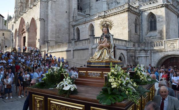 La imagen de la patrona, Santa María la Mayor, procesiona por las calles de Burgos