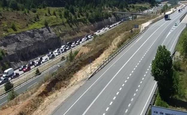 El vuelco de una autocaravana deja una herida leve y provoca retenciones en la AP-1