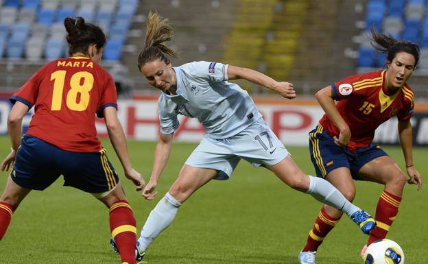 Marta Torrejón y Silvia Meseguer cuelgan la camiseta roja