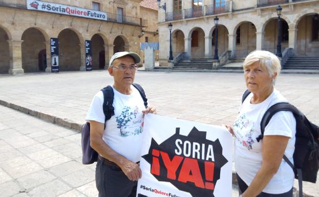 Un matrimonio de octogenarios abre la marcha lenta de protesta por la A-11