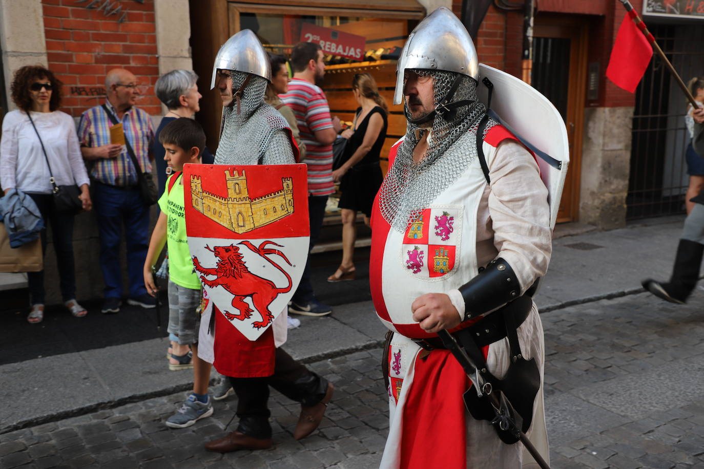 El cortejo fúnebre de Juana la Loca anuncia su llegada por las calles de Burgos