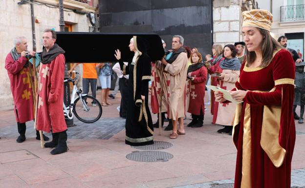 El cortejo fúnebre de Juana la Loca anuncia su llegada por las calles de Burgos