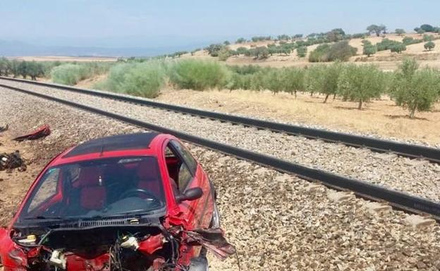 Dos heridos en Toledo al arrollar un tren a un vehículo averiado en las vías