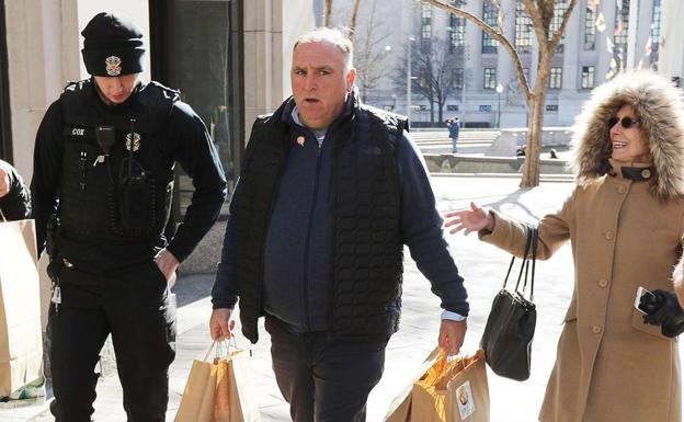 Denuncian al chef José Andrés por no pagar el salario mínimo en el Mercado Little Spain de Nueva York