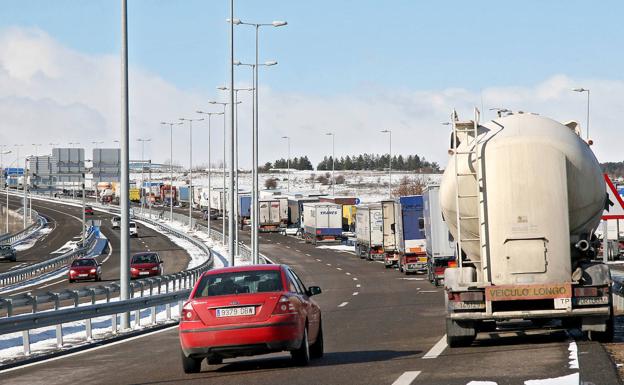 Los costes de producción y la fiscalidad provocan la fuga de empresas asturianas de transporte a León