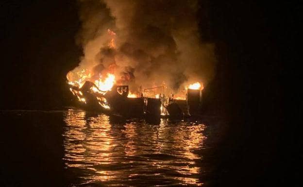 Más de 30 desaparecidos por el incendio de un barco frente a la costa sur de California