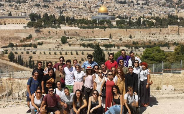 32 jóvenes burgaleses habilitan una casa de peregrinos en Jerusalén