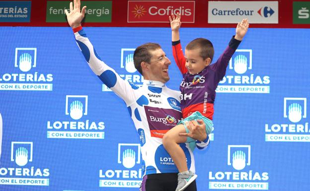 Ángel Madrazo estrena equipación en el podio de Bilbao acompañado de su hijo Lucas
