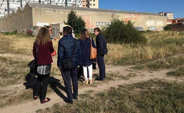 Concejales de Ciudadanos acompañados de representantes de vecinos durante su visita a la Casa la Vega. /Burgos Conecta