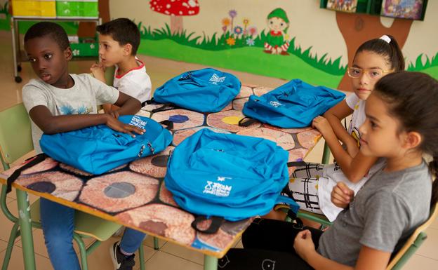 Más de 50 niños de Burgos en situación vulnerable reciben material escolar de CaixaProinfancia