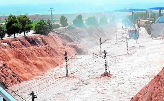 Renfe suspende en Valencia y Murcia diversos servicios convencionales por las inundaciones