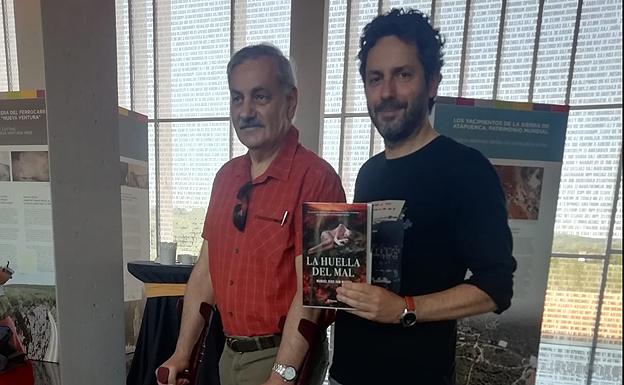 El MEH acoge la presentación del libro 'La Huella del Mal' cuya trama discurre en los centros del Sistema Atapuerca