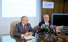 El subdelegado del Gobierno en Valladolid, Emilio Álvarez, acompaña al delegado territorial de la Agencia Estatal de Meteorología en Castilla y León (Aemet), Juan Pablo Álvarez./