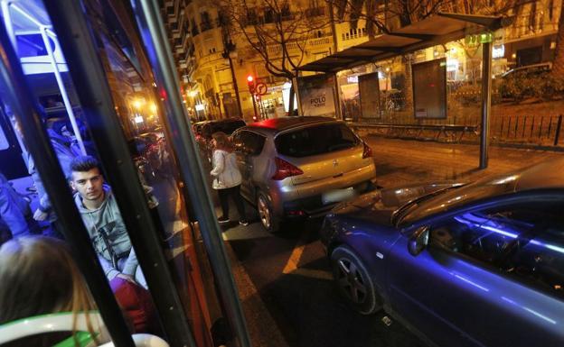 Valencia prohibirá fumar en las paradas de autobús