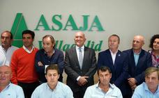 Carnero, en el centro, posa con la directiva de Asaja./Miriam Chacón-ICAL