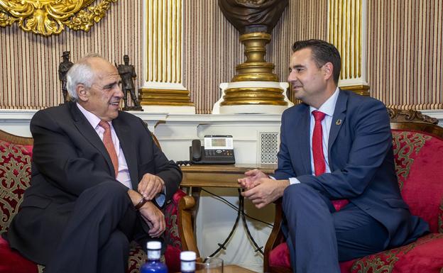 El expresidente de Colombia Ernesto Samper se interesa por Burgos durante su visita a España