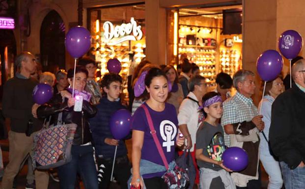 La noche burgalesa se tiñe de violeta