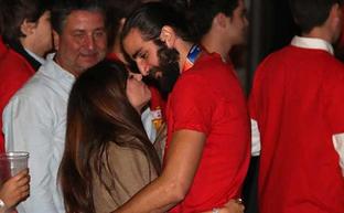 La pareja se besa en Colón./