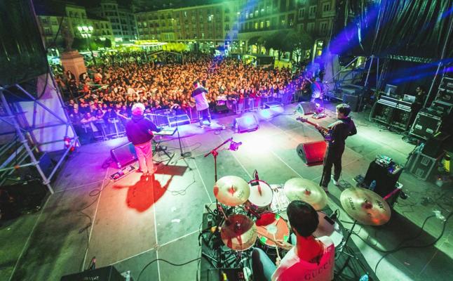 Miles de personas disfrutaron de los conciertos en la Plaza Mayor./Rodrigo Mena