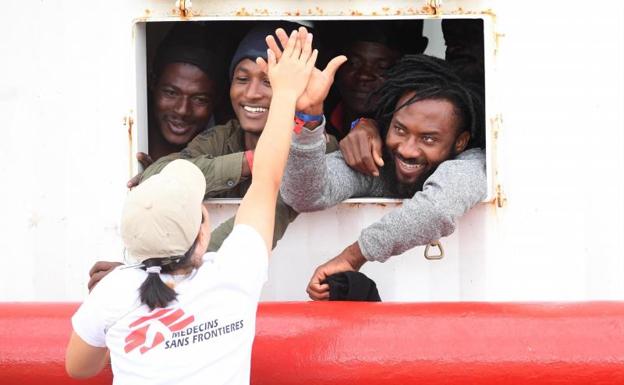 El 'Ocean Viking' desembarca en Mesina a los 182 migrantes y refugiados rescatados