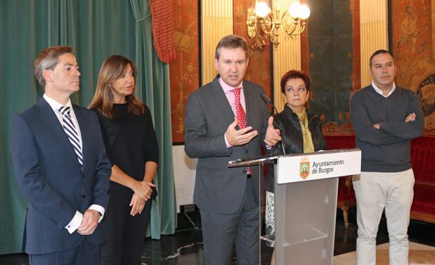 El PP acusa al PSOE de gobernar con «prepotencia», «oscurantismo» y haber «secuestrado» la política municipal