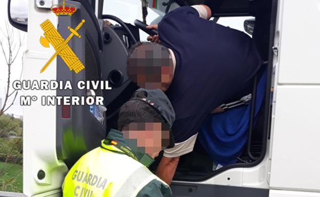 La Guardia Civil investiga a un conductor 'profesional' por circular con el permiso retirado