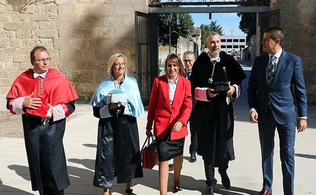 La Consejera de Educación anuncia una progresiva bajada en las tasas universitarias