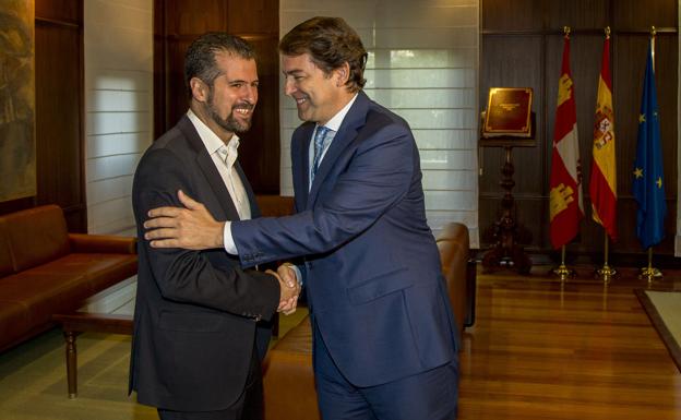 Los pactos firmados con Herrera servirán de base a la relación de Mañueco y Tudanca