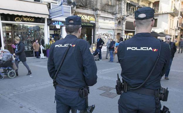 Detenida una mujer en Valencia por pegar a sus hijos con un matamoscas