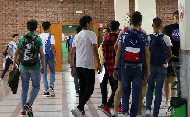 Los padres de la zona de Tardajos se organizan para llevar a sus hijos al instituto mientras esperan un transporte escolar más flexible