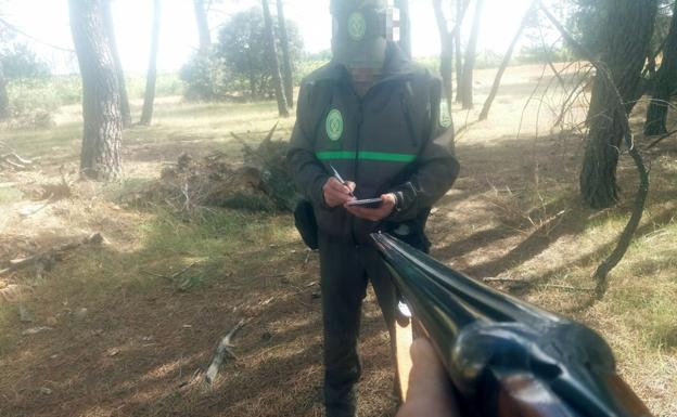 Un cazador amenaza con la escopeta cargada a un agente medioambiental en Cardeñajimeno