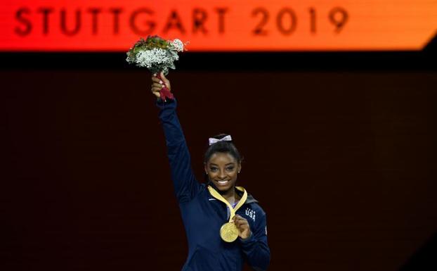 Biles supera a Scherbo y lleva a 25 su récord de medallas en los Mundiales