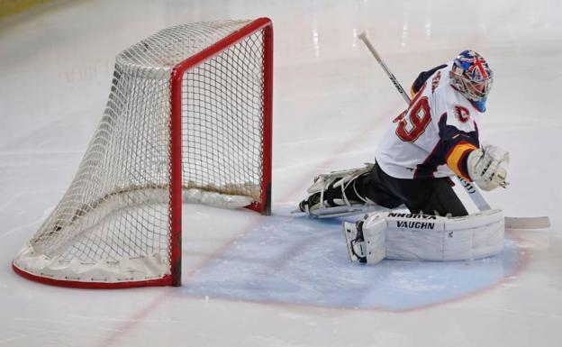 Cech debuta en el hockey hielo parando penaltis y siendo MVP