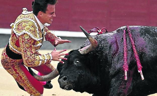 El novio torero de Victoria Federida, grave por una cogida