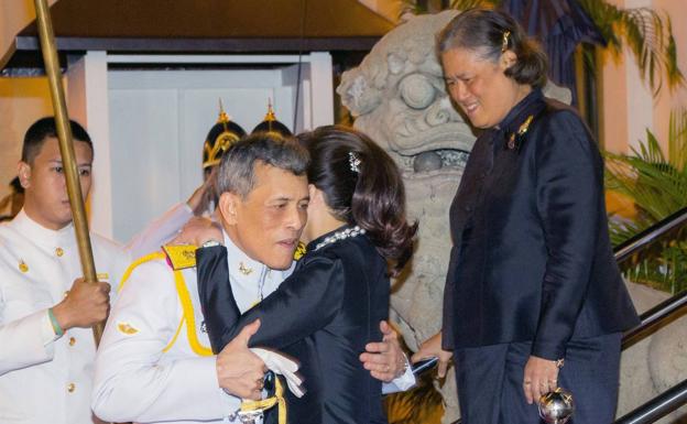 El rey de Tailandia retira sus títulos a su mujer por «desleal» y «desagradecida»