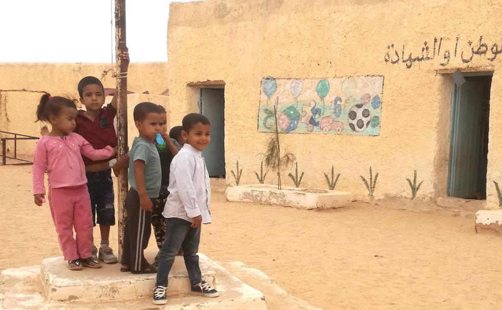 Murales de colores para acabar con grietas y goteras en los colegios saharauis