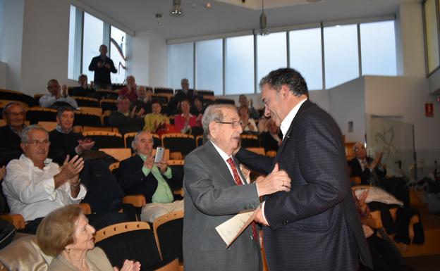 El Colegio Oficial de Médicos de Burgos rinde homenaje al 'centenario' doctor Teófilo Sedano, 'emblema' de la Medicina Rural