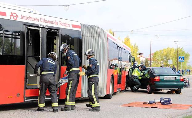 Espectacular simulacro de un accidente de autobús escolar en el Nuevo Bulevar