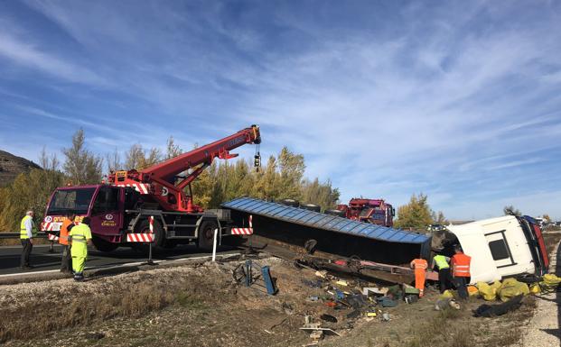 La retirada de un camión siniestrado obliga a cortar la AP-1 sentido Burgos en Briviesca