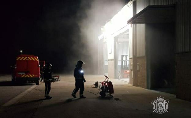 Noche movida para los Bomberos de Burgos con un incendio en una industria de Villariezo